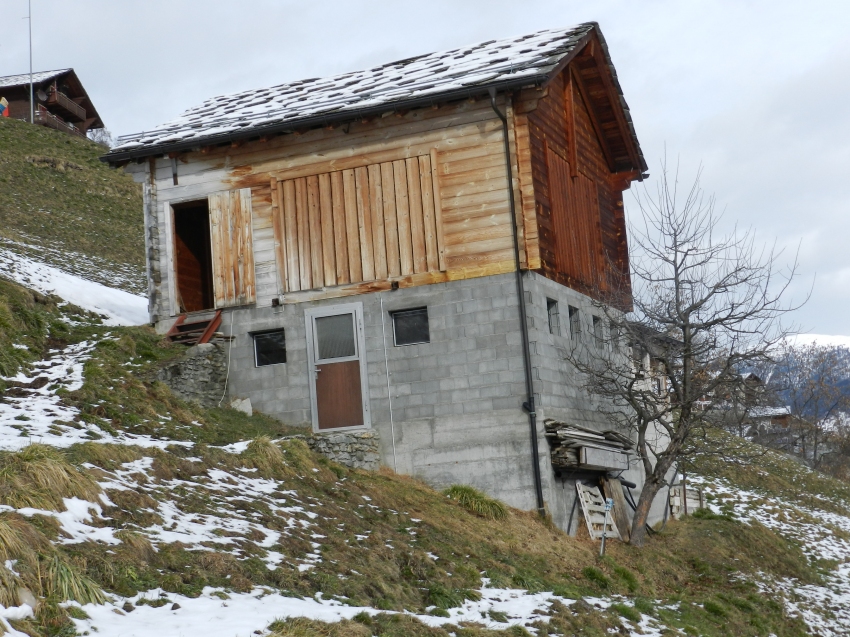 Stall-Scheune mit landwirtschaftlichem Boden in Embd