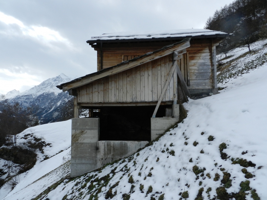 Stall-Scheune mit landwirtschaftlichem Boden in Embd