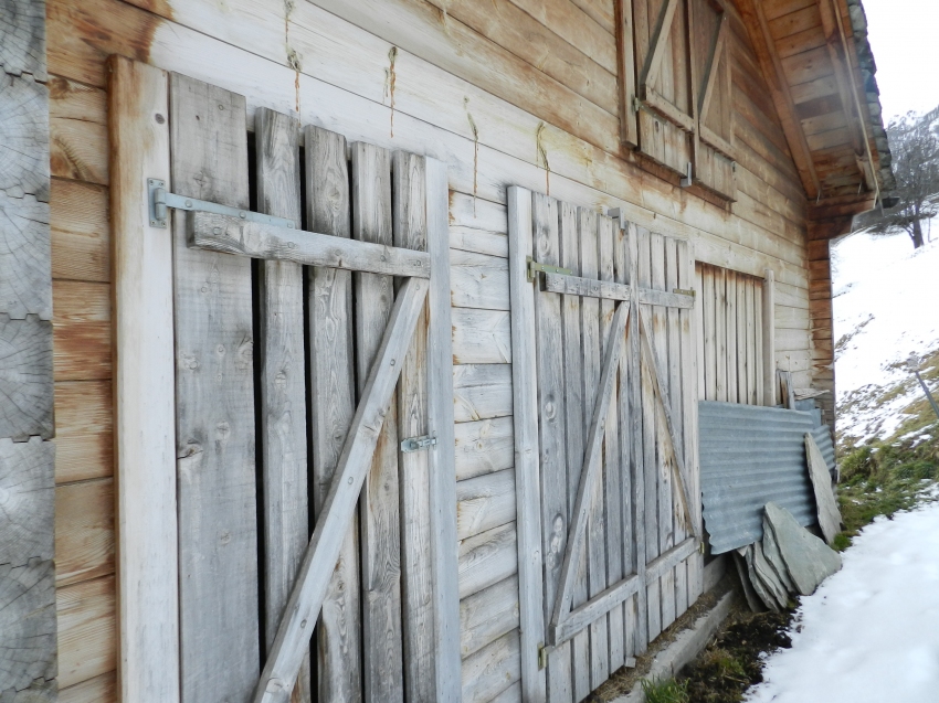 Stall-Scheune mit landwirtschaftlichem Boden in Embd